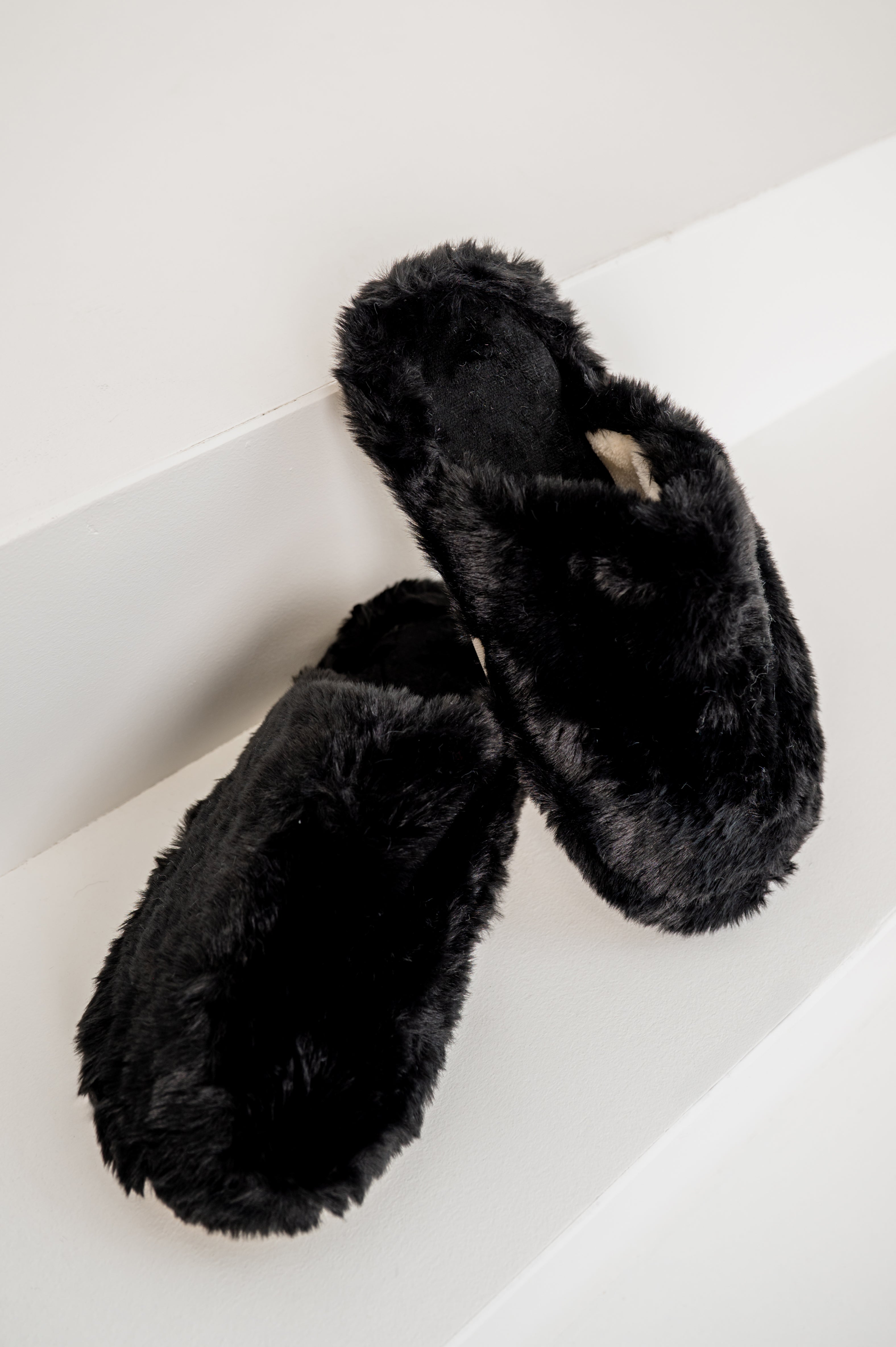Snuggle Cloud Slippers - Black