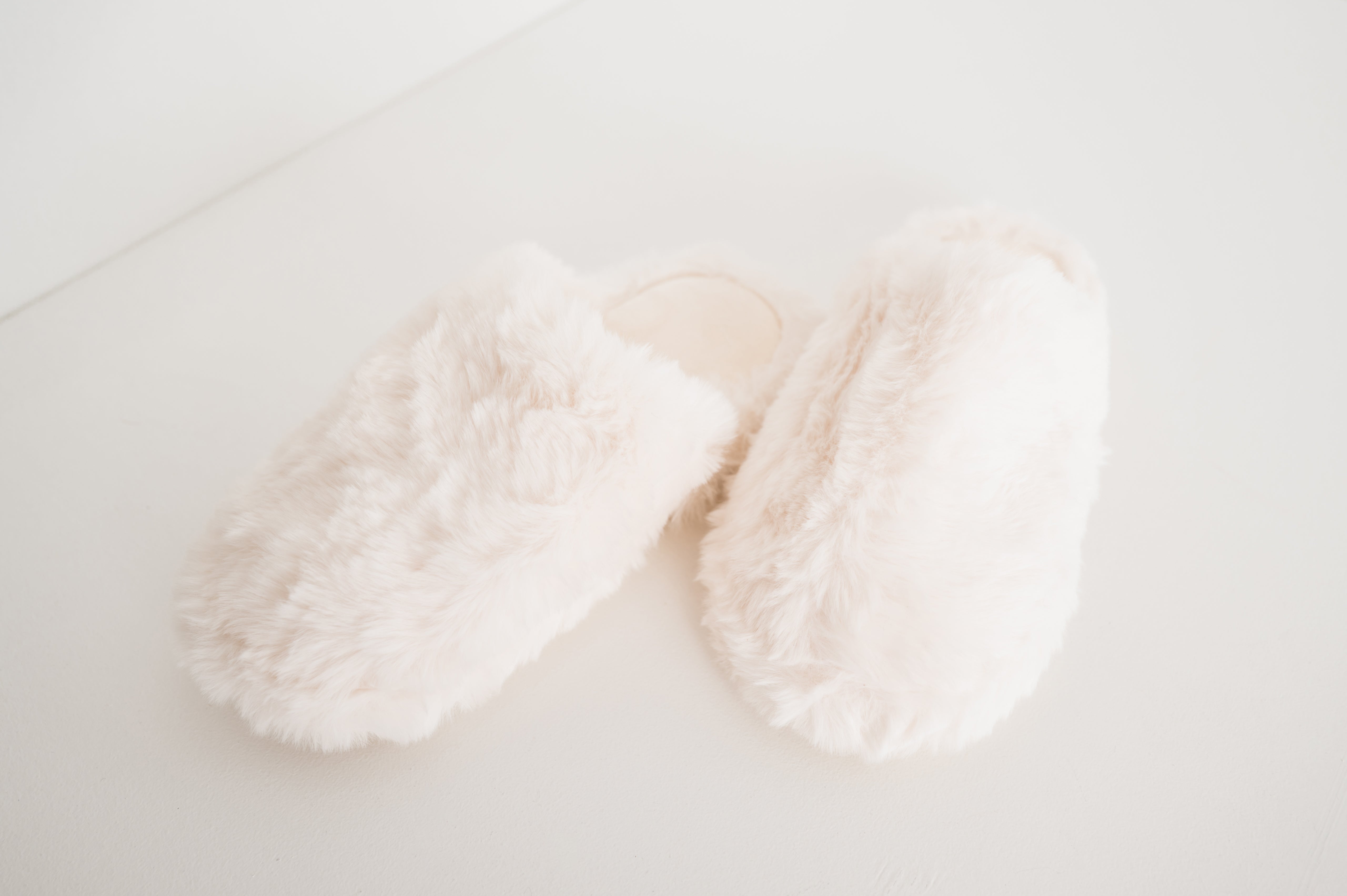 Snuggle Cloud Slippers - White